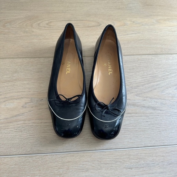 Vintage Chanel Leather Black Flats Shoes Pumps Size 37.5 - Picture 1 of 6